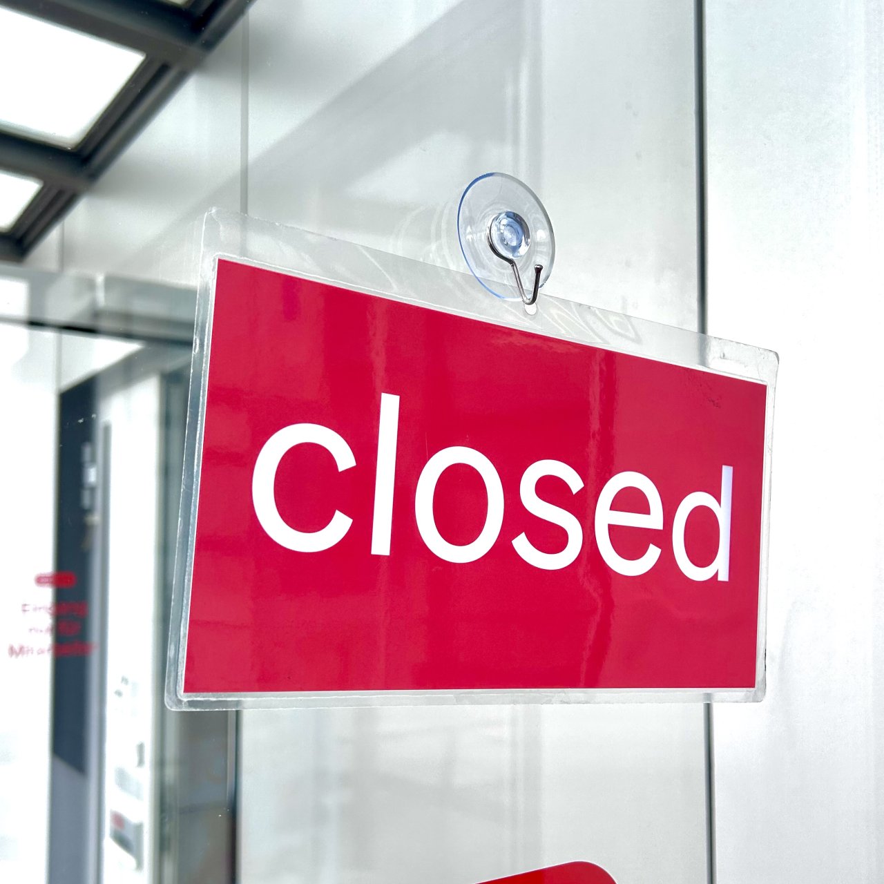 Foto von einem roten Schild mit der Aufschrift "closed".