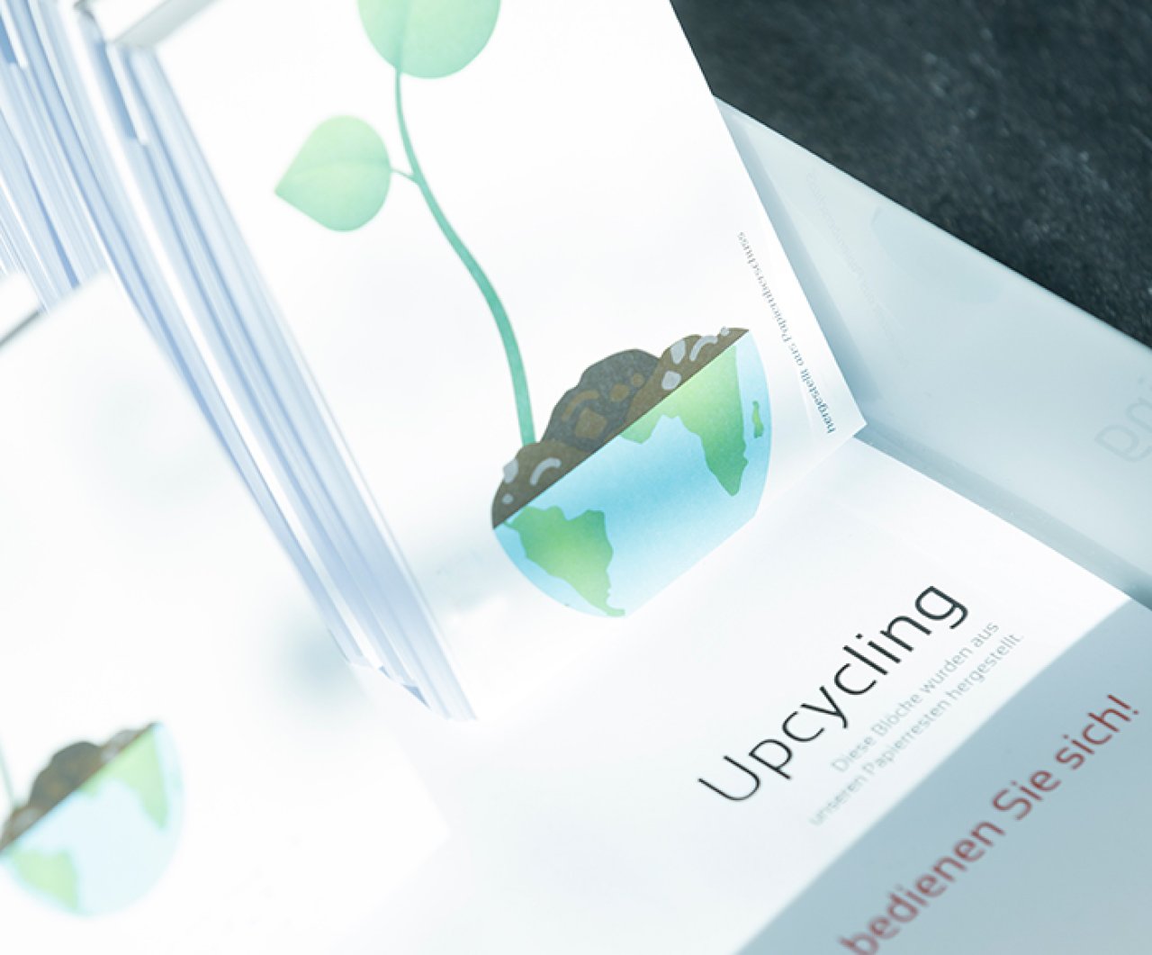 Foto von Upcycling Bl&ouml;cken, hergestellt aus Papierresten.